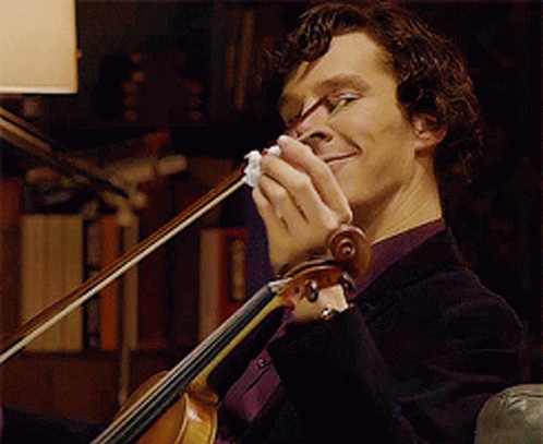 gif do ator Benedict Cumberbatch limpando o arco de um violino