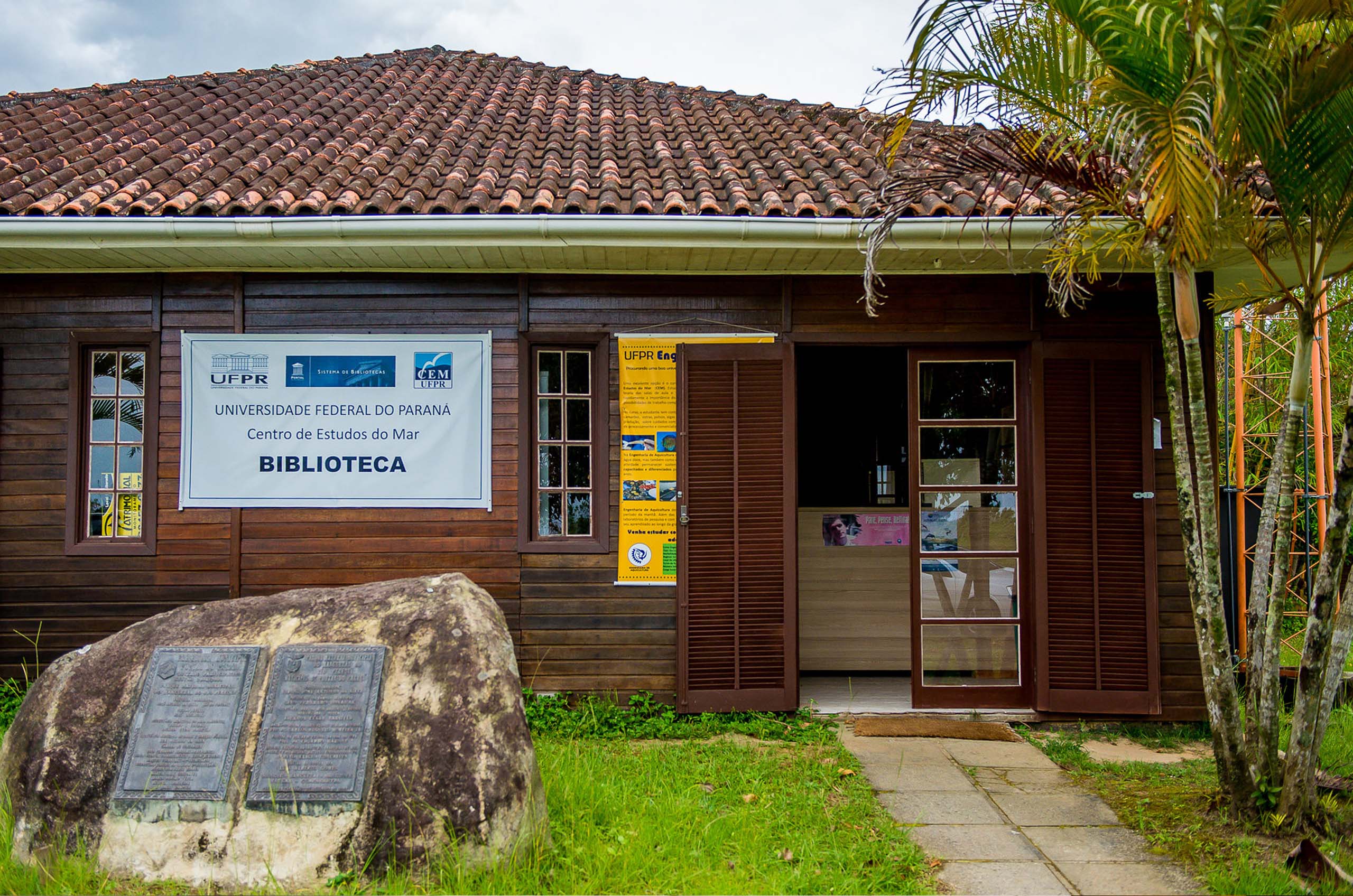 Imagem mostra a entrada da biblioteca do Centro de Estudos do Mar UFPR, em Pontal do Paraná