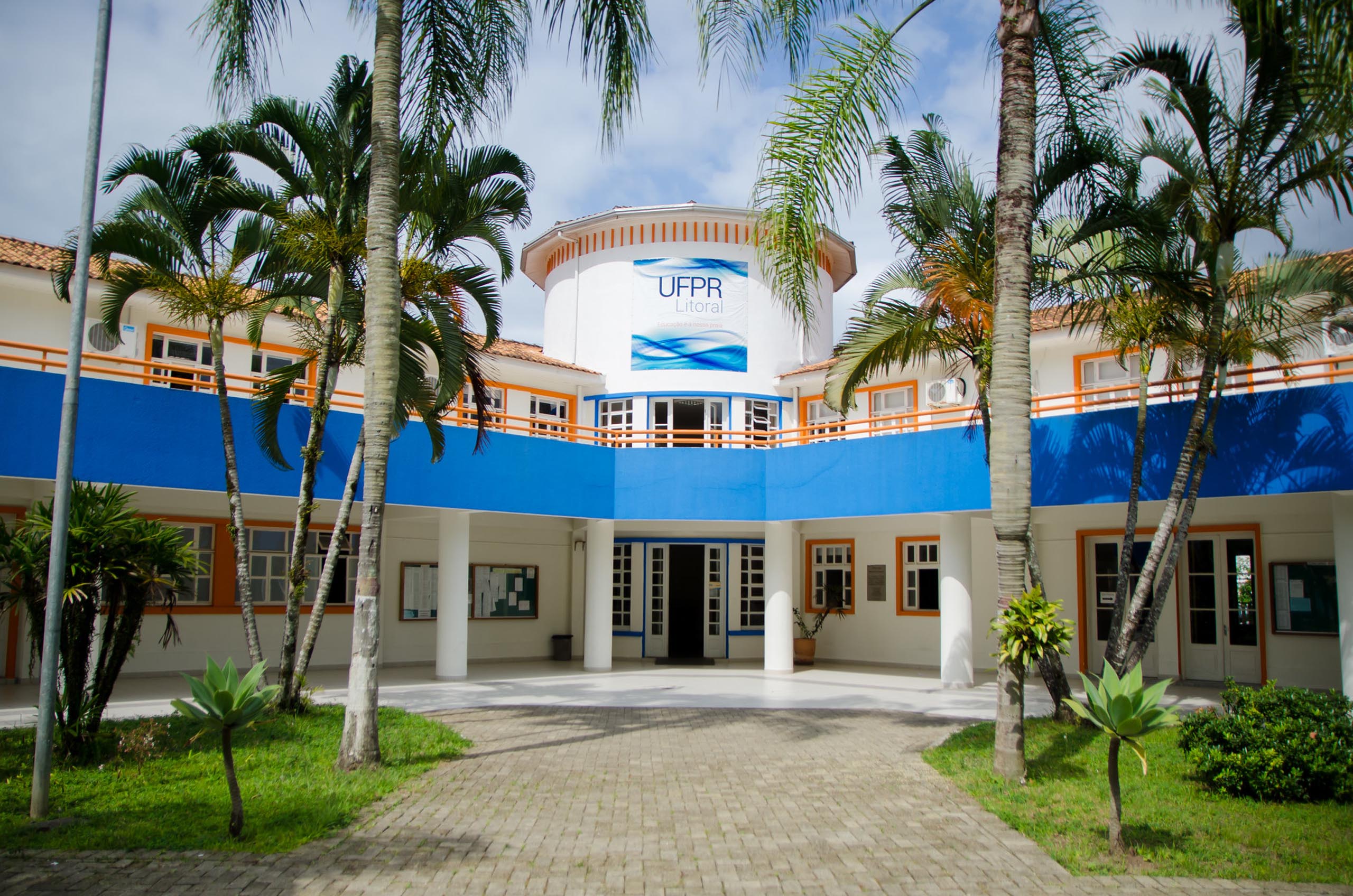 Foto da entrada do prédio administrativo do Setor UFPR Litoral