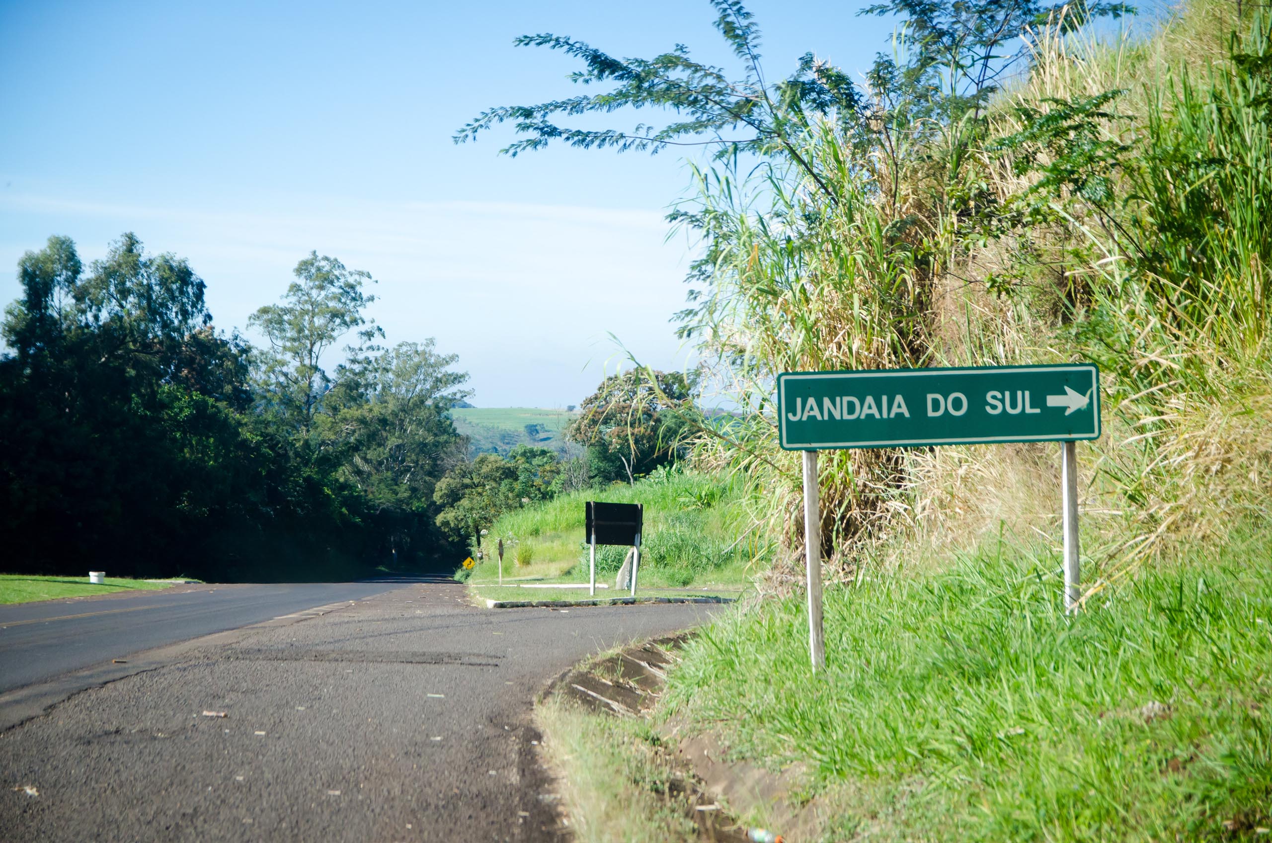 vista da placa que indica entrada da rodovia para Jandaia do Sul