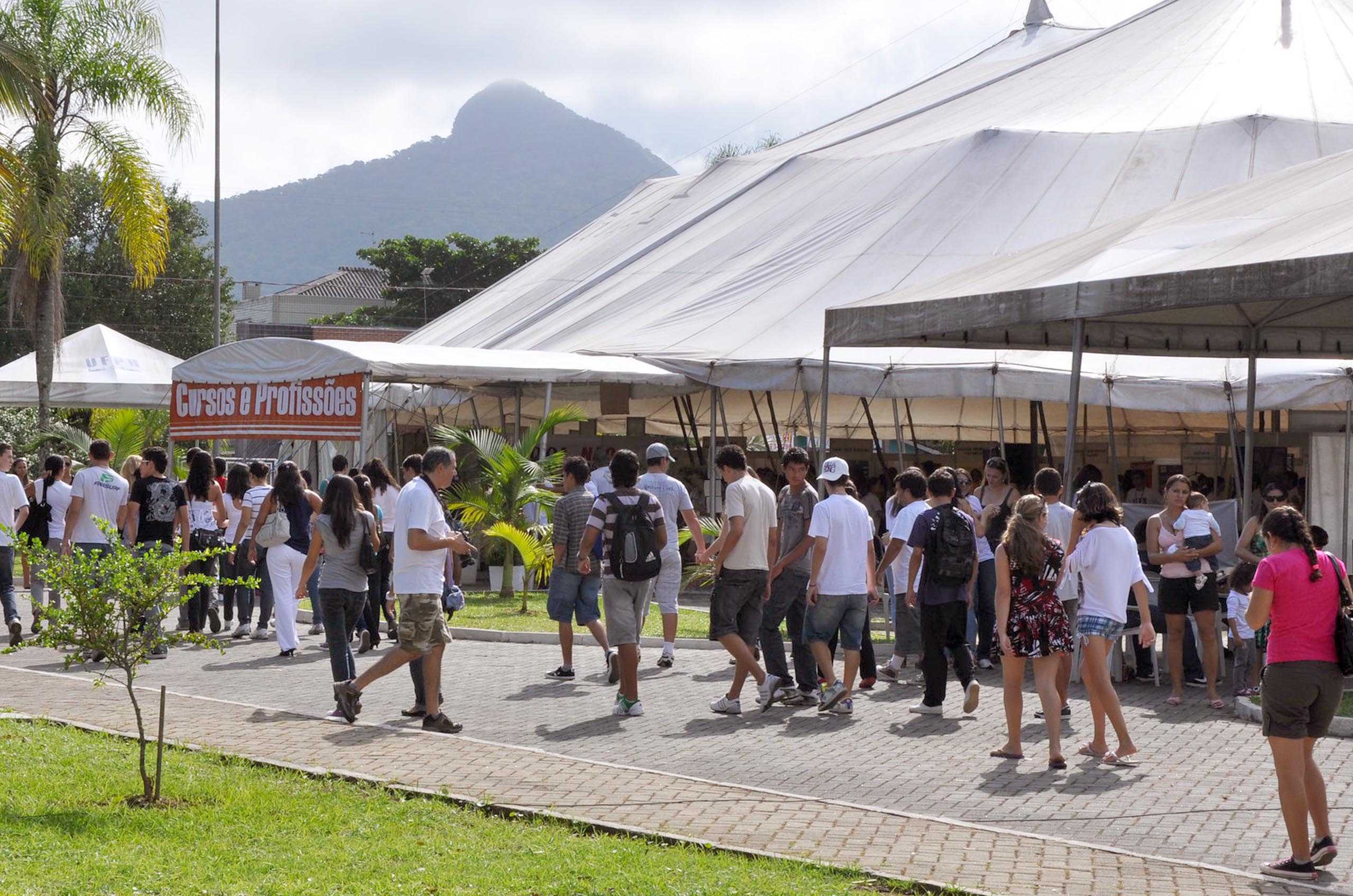 imagem mostra grande número de pessoas se dirigindo à tenda da Feira de Profissões no Setor UFPR Litoral