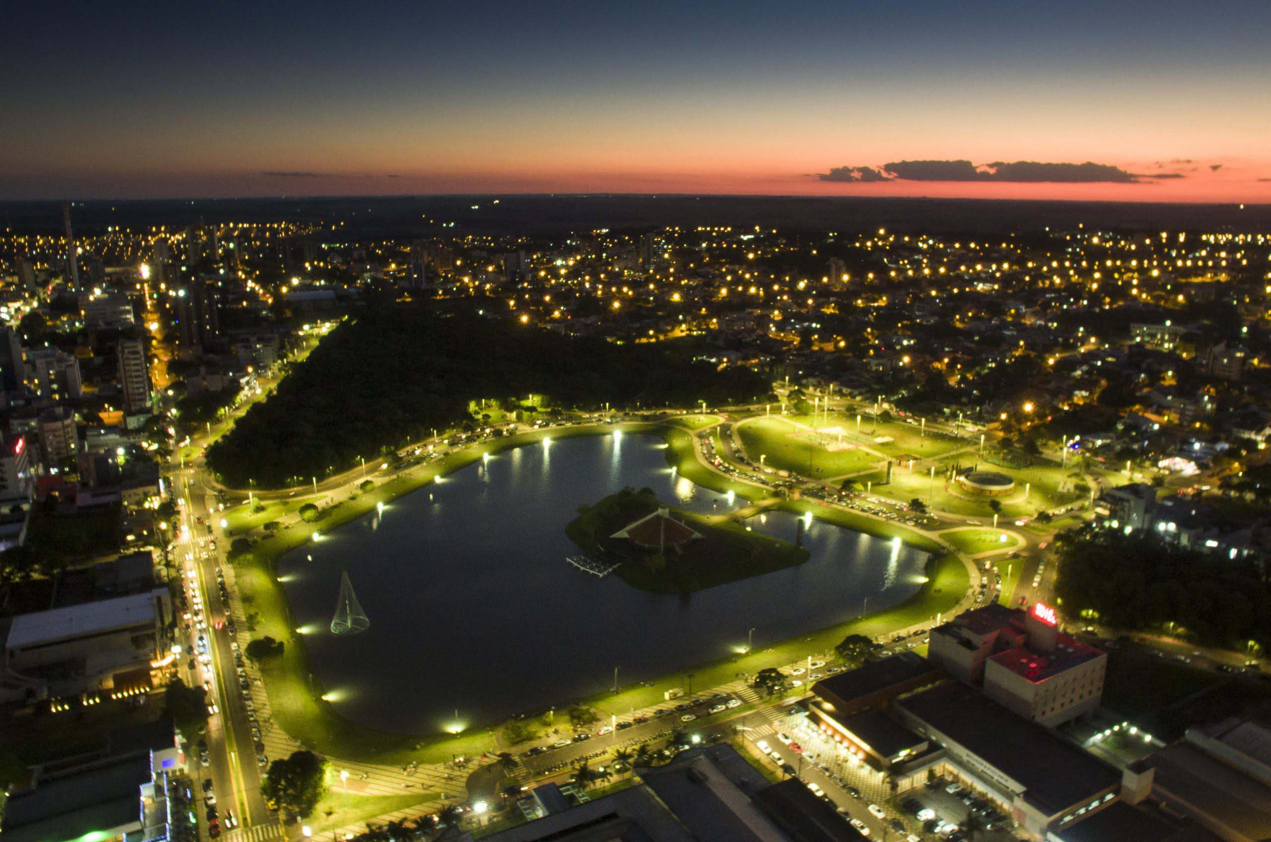 Foto aérea da cidade de Toledo à noite