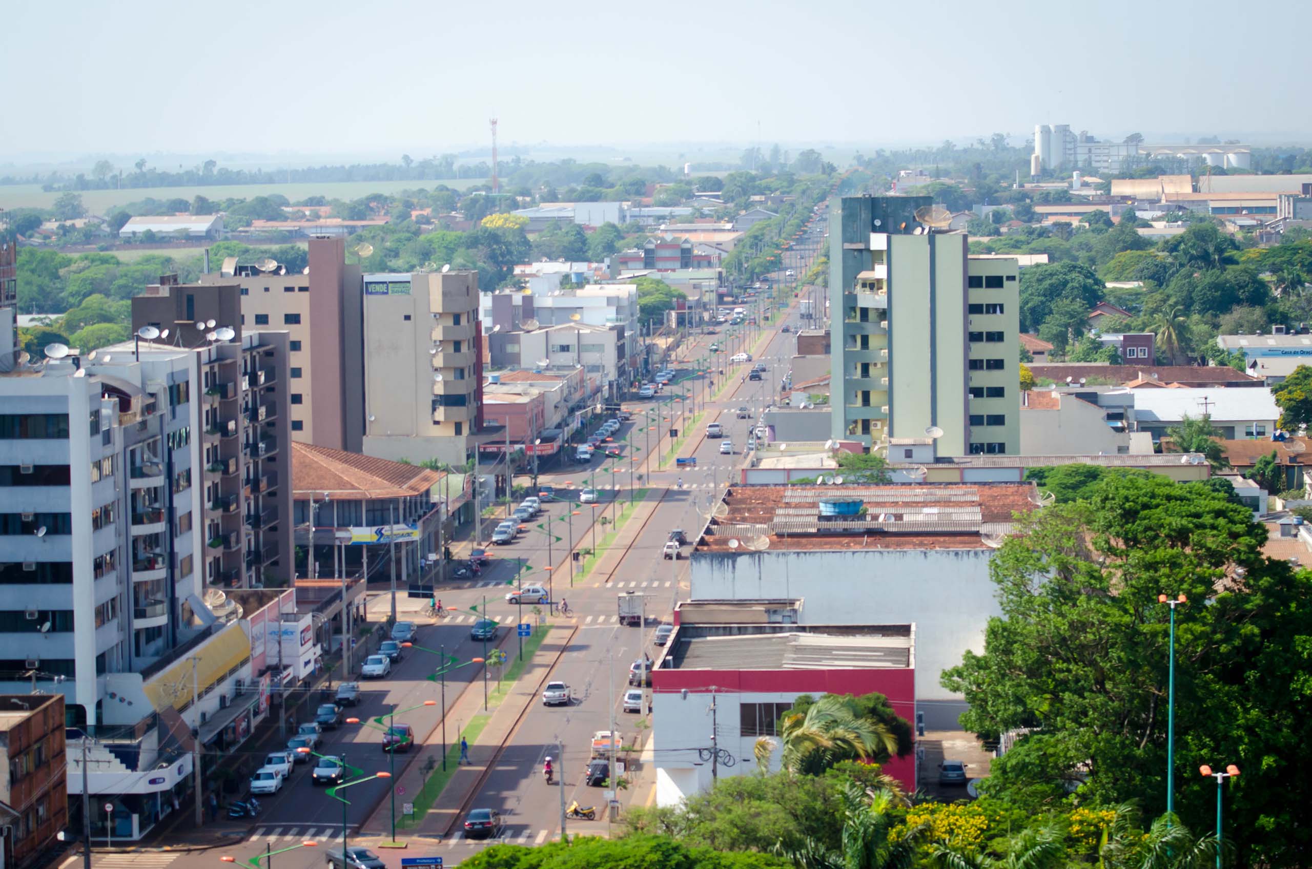 Vista aérea de uma avenida movimentada na cidade de Palotina, Paraná