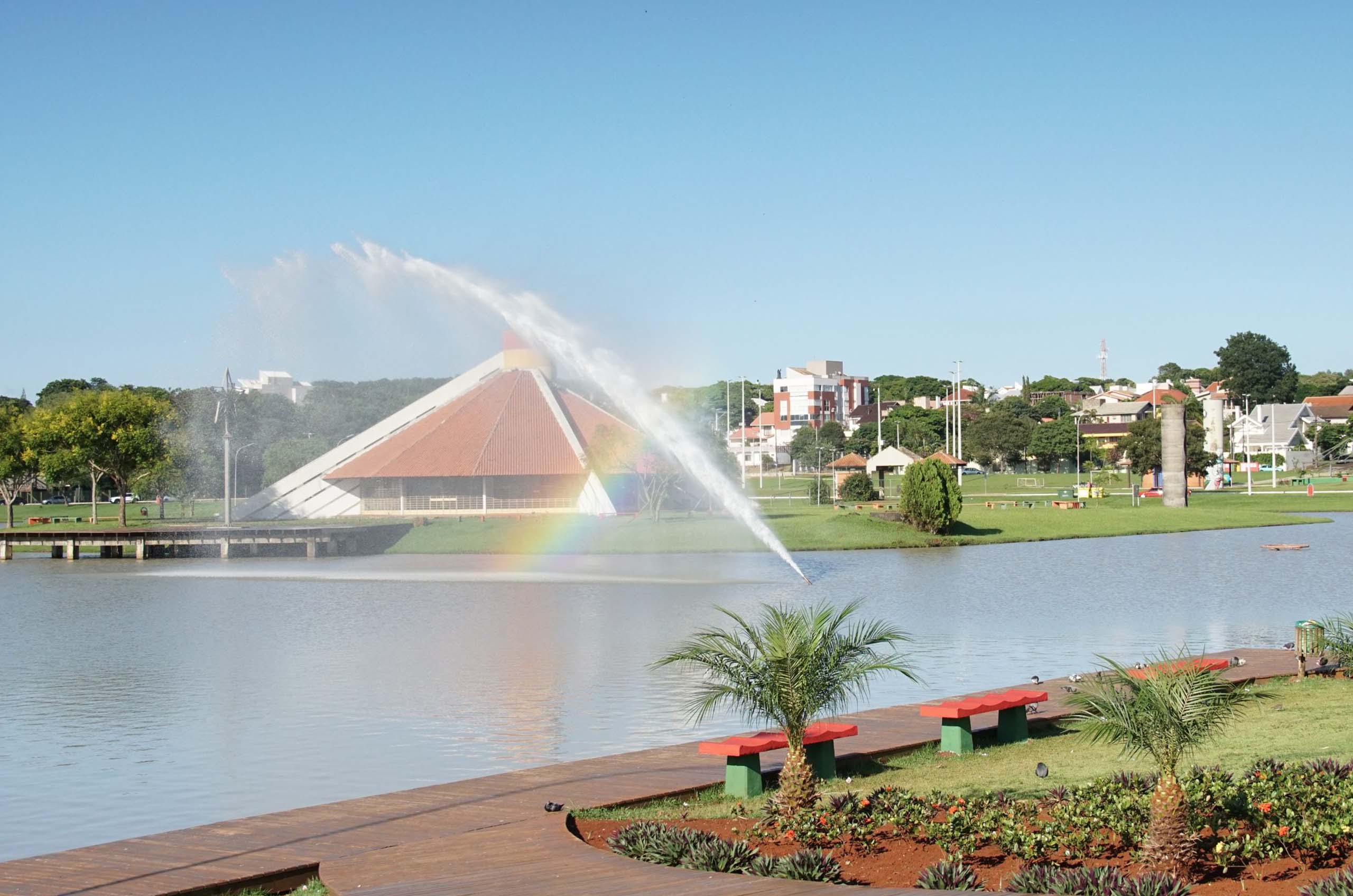 Lago com chafariz - cidade de Toledo