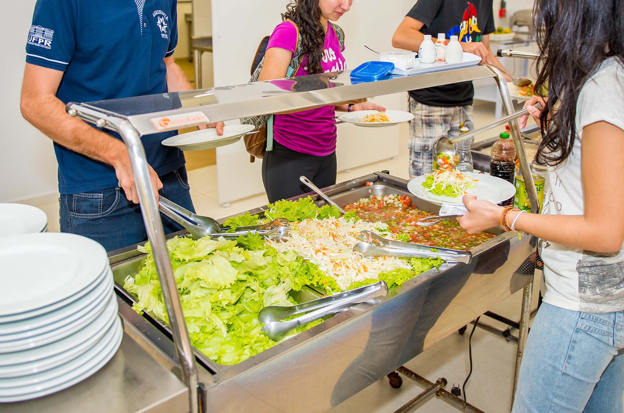 Imagem de estudantes se servindo no buffet do restaurante universitário do campus UFPR Palotina