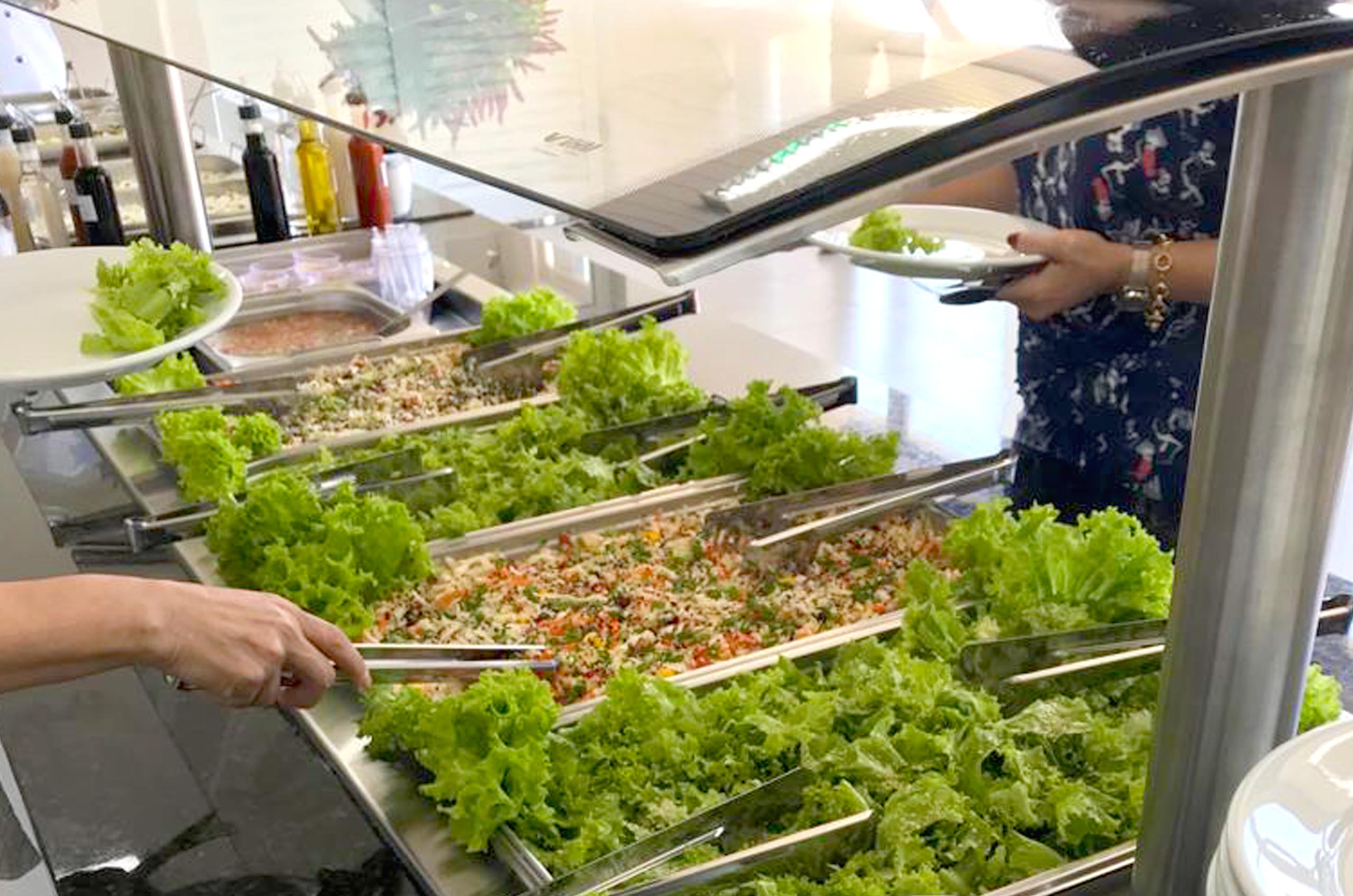 Imagem do buffet de saladas do restaurante universitário do campus UFPR Toledo