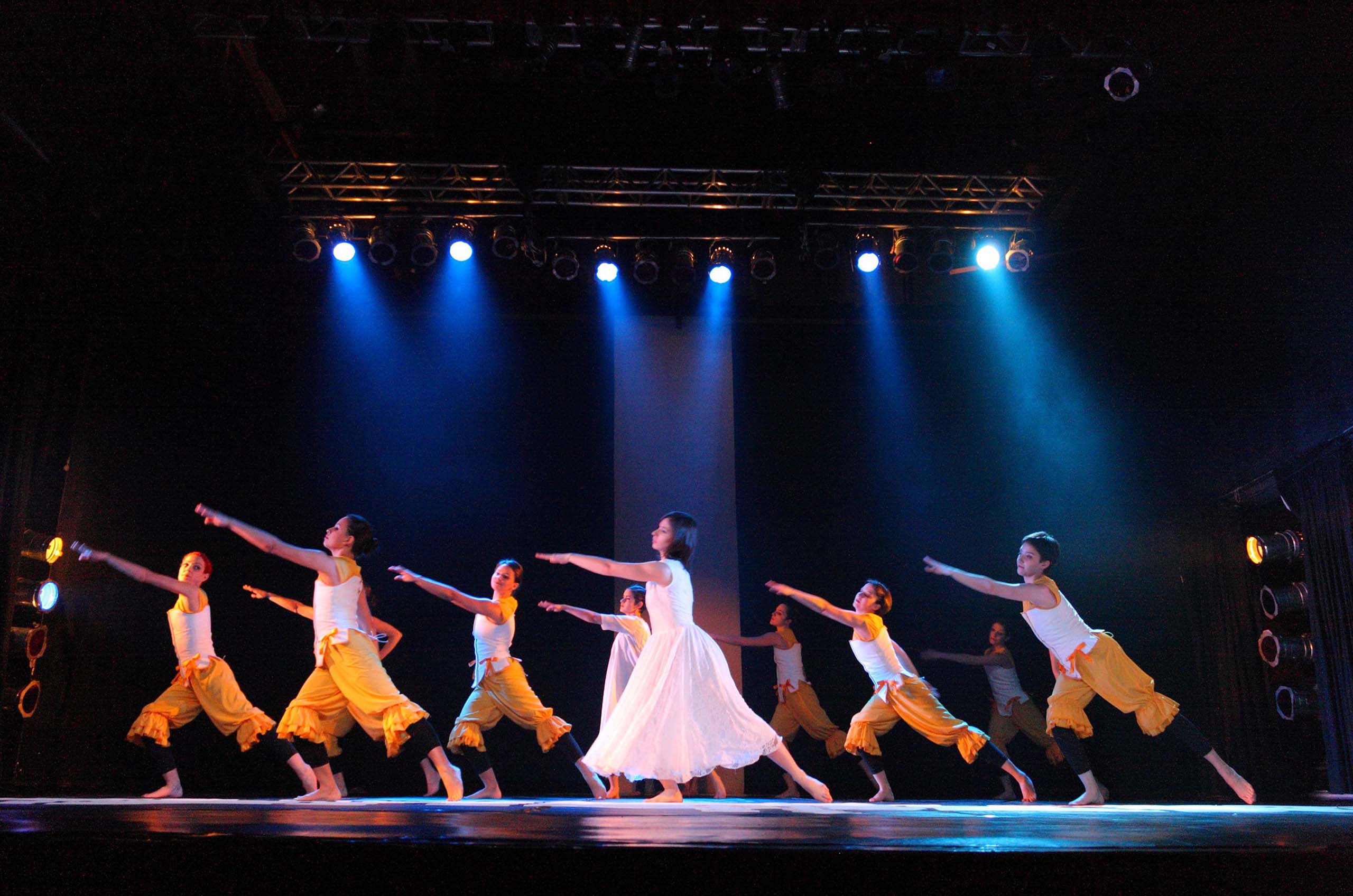 Apresentação do grupo de dança da UFPR em palco iluminado